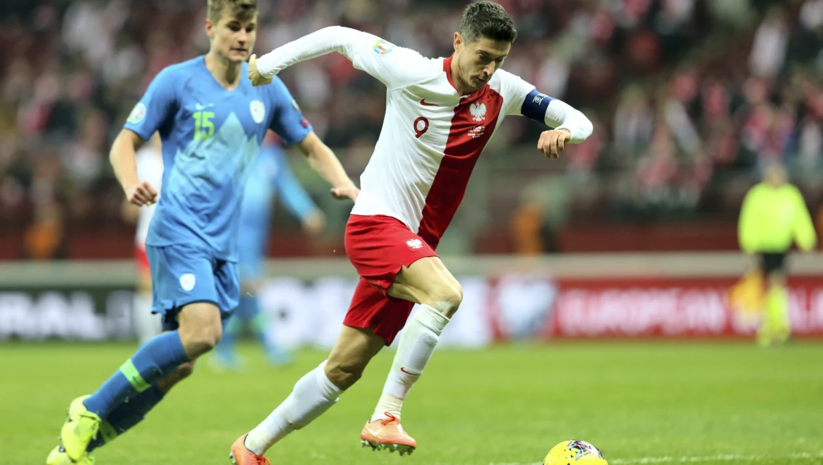 Nie milkną zachwyty nad wyczynami Roberta Lewandowskiego w meczu ze Słowenią. Polski napastnik  w pięknym stylu ograł kilku przeciwników i zdobył bramkę. Oprócz tego wypracował sytuację dla swoich kolegów, przy której asystował Kamil Grosicki a bramkę zdobył Jacek Góralski. W zagranicznych mediach pojawia się coraz więcej komentarzy, że szanse Roberta Lewandowskiego na Złotą Piłkę rosną. 