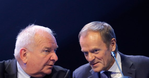 Donald Tusk będzie trzymał kciuki zarówno za Małgorzatę Kidawę-Błońską, jak i Jacka Jaśkowiaka, którzy zgłosili się do prawyborów prezydenckich w Platformie Obywatelskiej. Obecny szef Rady Europejskiej został wybrany na przewodniczącego Europejskiej Partii Ludowej. Już zapowiedział, że od 1 grudnia zaangażuje się na rzecz kandydata PO na prezydenta. 