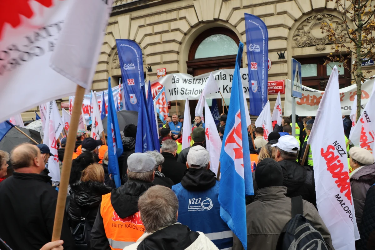 Niecałą godzinę trwał protest krakowskich hutników przed siedzibą wojewody małopolskiego w Krakowie. Protestujący sprzeciwiali się planom spółki Arcelor Mittal dotyczącym tymczasowego wyłączenia jedynego działającego pieca w kombinacie już w najbliższą sobotę.