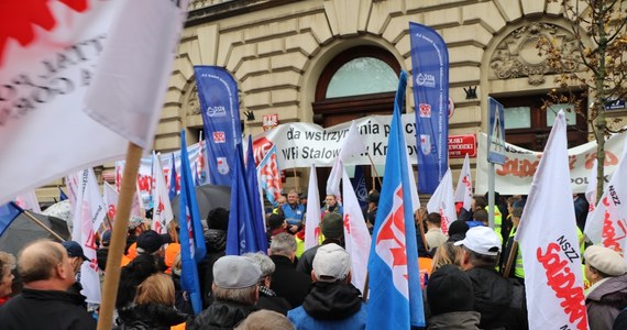 Niecałą godzinę trwał protest krakowskich hutników przed siedzibą wojewody małopolskiego w Krakowie. Protestujący sprzeciwiali się planom spółki Arcelor Mittal dotyczącym tymczasowego wyłączenia jedynego działającego pieca w kombinacie już w najbliższą sobotę.