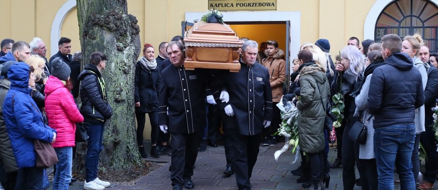 Rodzina i przyjaciele pożegnali 21-letniego Adama z Konina, który został śmiertelnie postrzelony przez policjanta. Uroczystości pogrzebowe rozpoczęły się o godz. 13 w Kościele pw. Św. Wojciecha w Koninie.
