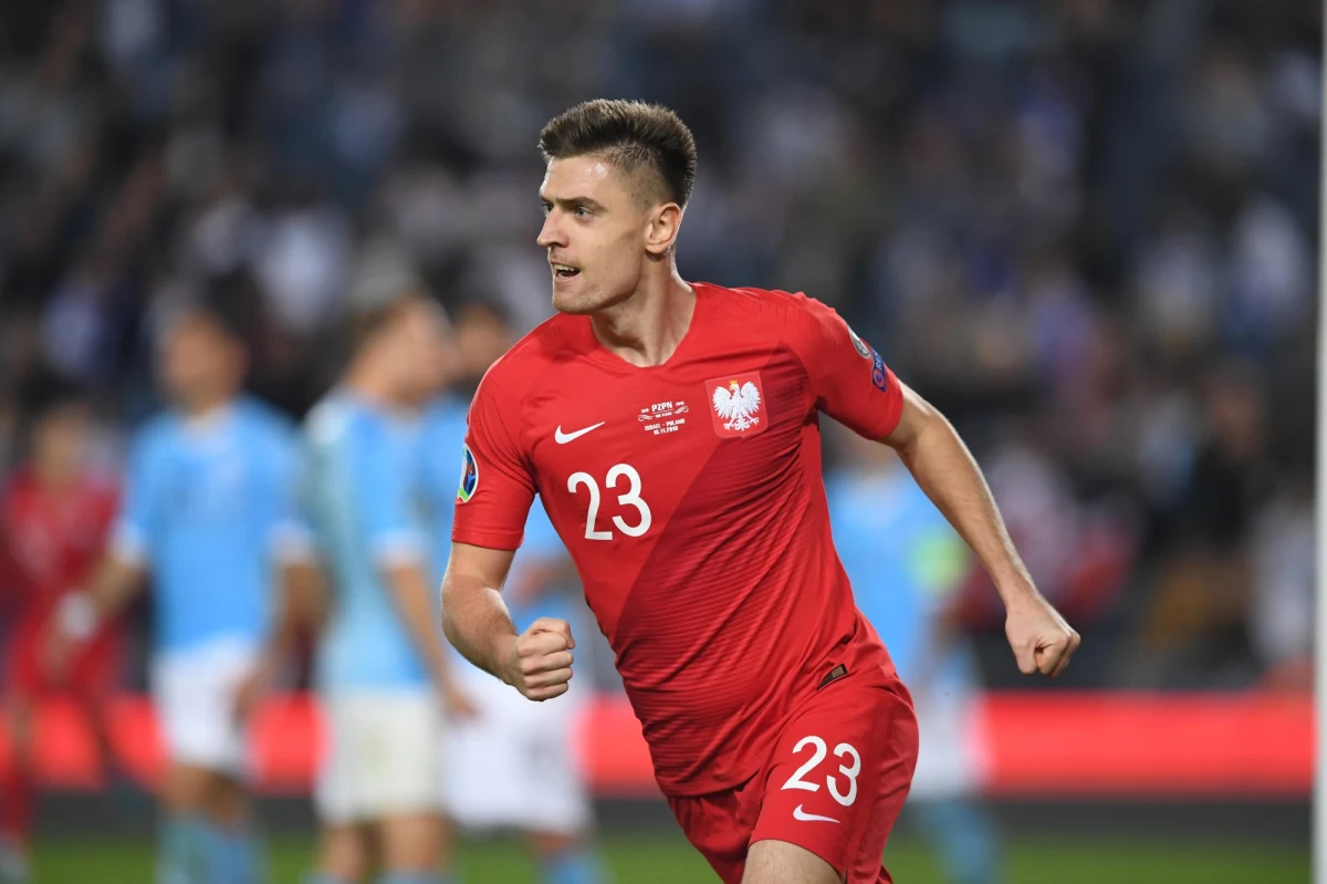 Piłkarska reprezentacja rozegrała w tym roku 10 meczów eliminacji Euro2020. Awans na turniej wywalczyliśmy dość łatwo, ale w trakcie minionych miesięcy kadra Jerzego Brzęczka często była krytykowana choćby za brak stylu. Jak ocenić tegoroczne występy reprezentacji? Kto zawiódł selekcjonera, a kto sprawił pozytywną niespodziankę? Patryk Serwański podsumował rok piłkarskiej kadry w rozmowie z Michałem Białońskim z portalu Interia.pl.