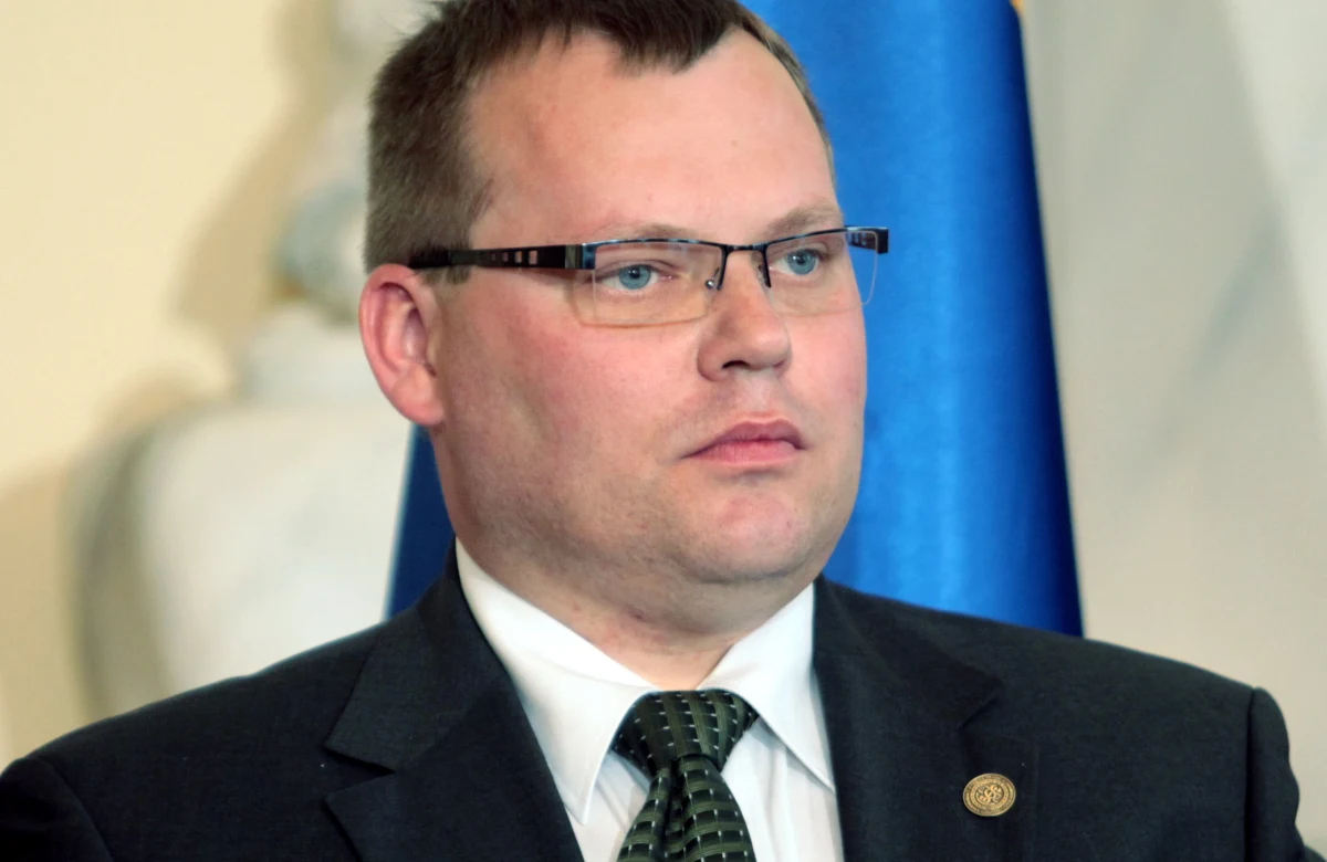 "Wycofuję swoją kandydaturę do Sądu Najwyższego" - mówi profesor Jakub Stelina. Profesor Uniwersytetu Gdańskiego i dziekan tamtejszego Wydziału Prawa i Administracji ubiegał się o zasiadanie w Izbie Pracy Sądu Najwyższego, a jednocześnie został zgłoszony przez Prawo i Sprawiedliwość na nowego sędziego Trybunału Konstytucyjnego. Trwa sejmowa komisja sprawiedliwości, która zaopiniuje kandydaturę. 