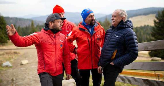 "Nie każdy, kto znalazł się w trudnej sytuacji życiowej, musi mieć wszystko, ale jest taki poziom, który można określić poziomem godności. Jako społeczeństwo nie powinniśmy dopuszczać do tego, by ludzie żyli poniżej tego poziomu" - mówi Krzysztof Wielicki, legenda polskiego i światowego himalaizmu, który wspólnie z Andrzejem Bargielem - skialpinistą, pierwszym człowiekiem w historii, który zjechał na nartach z K2 - i ratownikami górskimi Grupy Podhalańskiej GOPR włączył się w tegoroczną edycję Szlachetnej Paczki.