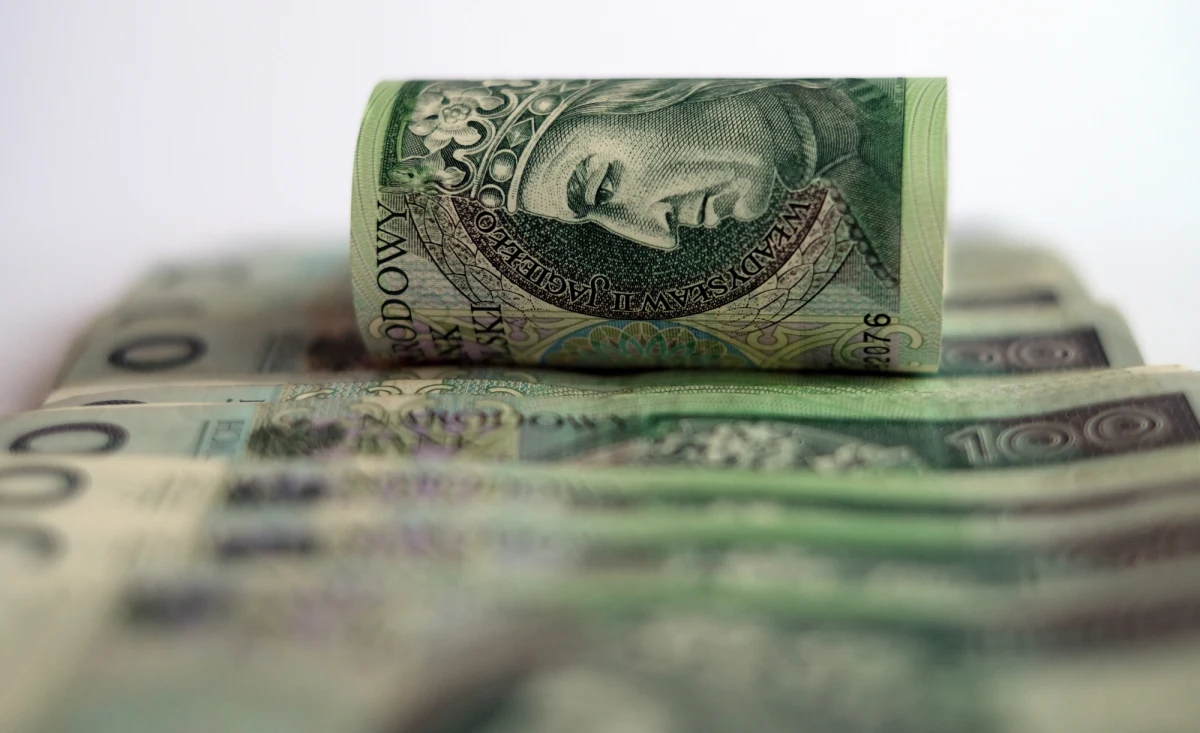 Po godz. 21 Sejm uchwalił ustawę umożliwiającą finansowanie trzynastych emerytur i rent socjalnych z Funduszu Solidarnościowego - wcześniej Funduszu Wsparcia Osób Niepełnosprawnych. Głosowanie było poprzedzone burzliwą dyskusją. Wszystkie kluby opozycyjne opowiedziały się przeciwko projektowi PiS. W debacie posłowie Prawa i Sprawiedliwości zapewniali, że projekt nie uszczupli pieniędzy skierowanych na rzecz osób niepełnosprawnych.