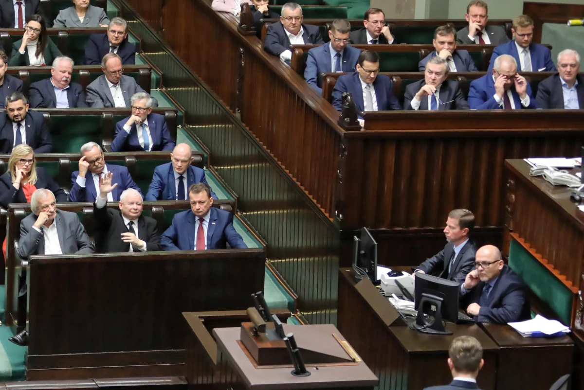 Sejm wybrał w czwartek w nocy posłów PiS Marka Asta, Arkadiusza Mularczyka, Bartosza Kownackiego i Kazimierza Smolińskiego na członków Krajowej Rady Sądownictwa. Głosowanie miało burzliwy przebieg; było powtórzone, posłowie opozycji skandowali: "oszustwo".