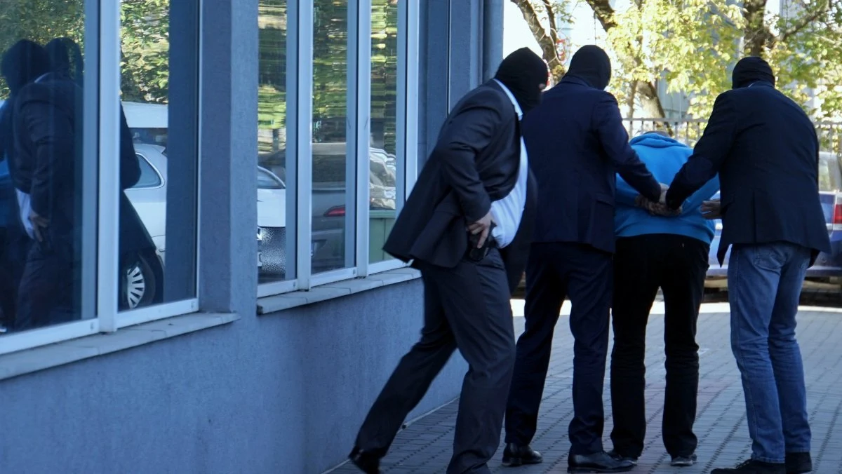 10 osób, w tym między innymi: właściciela największej w Małopolsce firmy deweloperskiej Stanisława Ł., właściciela prywatnej telewizji i Wyższej Szkoły Technicznej w Katowicach Arkadiusza H. oraz prezesa Izby Gospodarczej Transportu Lądowego Mariusza S. zatrzymali funkcjonariusze agencji krajowskiej delegatury CBA. Zatrzymani usłyszeli zarzuty korupcyjne.