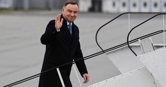 Prezydent Andrzej Duda jest niekwestionowanym liderem sondażu - gdyby wybory odbyły się teraz, zagłosowałoby na niego 41 proc. badanych. Na trzecim miejscu, ex aequo z liderem PSL Władysławem Kosiniakiem-Kamyszem, znalazł się dziennikarz i prezenter Szymon Hołownia. 