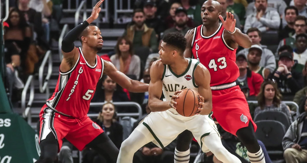 ​Drużyna Milwaukee Bucks odniosła szóste zwycięstwo z rzędu. W czwartek w nocy polskiego czasu pokonali Portland Trail Blazers 137:129, a do zwycięstwa ekipę ze stanu Wisconsin poprowadził Giannis Antetokounpo, który zaliczył tzw. triple-double zdobywając 24 punkty, 19 zbiórek i 15 asyst. 