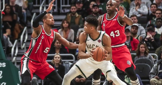 ​Drużyna Milwaukee Bucks odniosła szóste zwycięstwo z rzędu. W czwartek w nocy polskiego czasu pokonali Portland Trail Blazers 137:129, a do zwycięstwa ekipę ze stanu Wisconsin poprowadził Giannis Antetokounpo, który zaliczył tzw. triple-double zdobywając 24 punkty, 19 zbiórek i 15 asyst. 