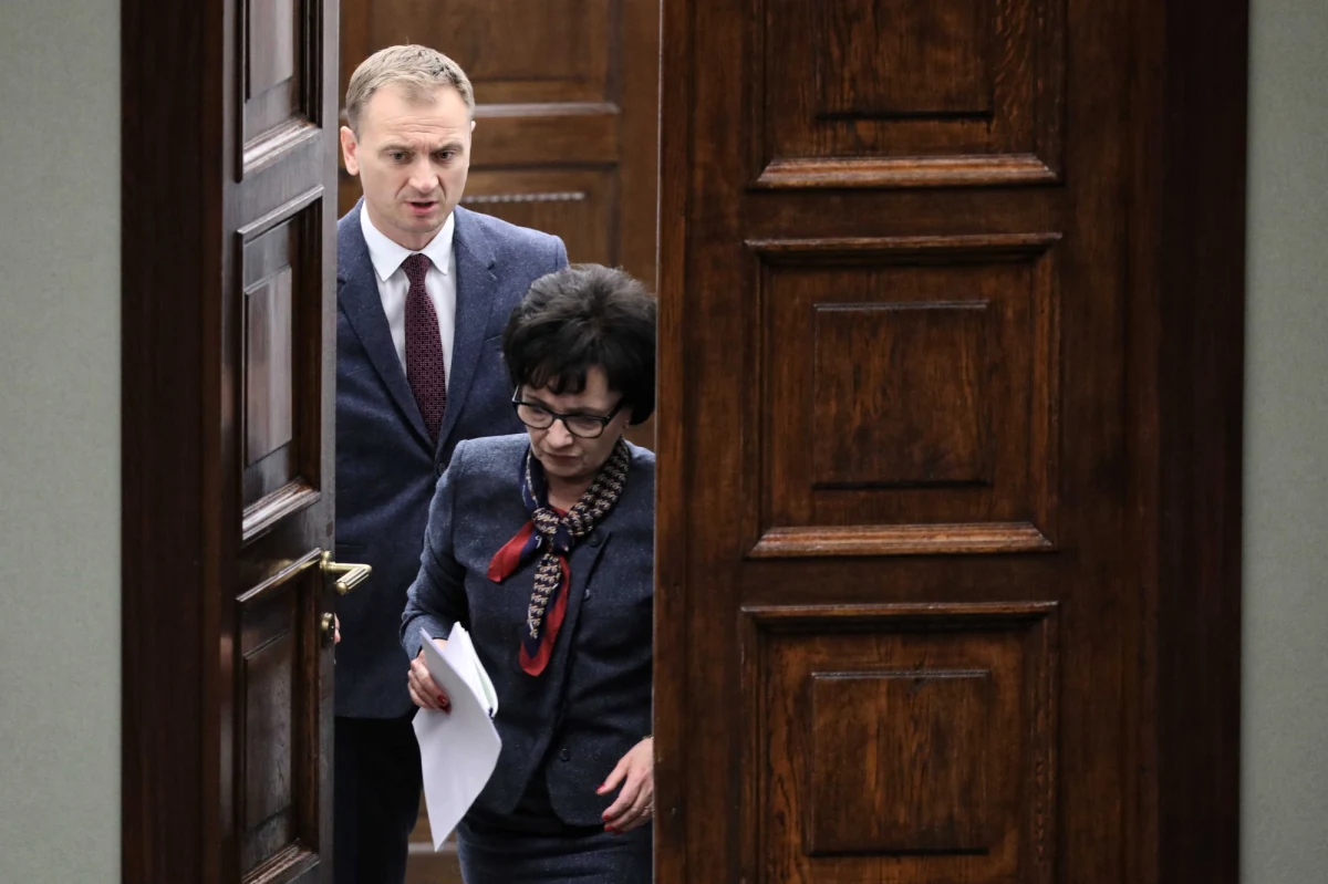 Platforma Obywatelska przygotowuje wniosek o odwołanie marszałek Sejmu Elżbiety Witek po nocnym głosowaniu w sprawie wyboru członków Krajowej Rady Sądownictwa. Posłowie wybrali posłów PiS Marka Asta, Arkadiusza Mularczyka, Bartosza Kownackiego i Kazimierza Smolińskiego. Głosowanie miało burzliwy przebieg. Opozycja mówi o oszustwie. Chodzi o słowa, jakie padły z sali, najpewniej z ust posłanki PiS Joanny Borowiak: "Trzeba anulować, bo przegramy". Stenogram opublikowany na stronach Sejmu potwierdza to, co pojawiało się w relacjach dziennikarzy RMF FM z nocnych obrad w parlamencie. Niektórzy posłowie zgłaszali problemy z systemem do głosowania.