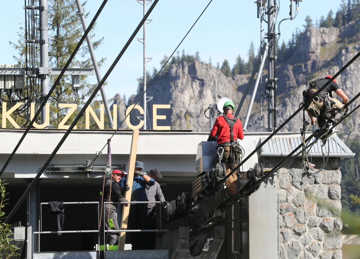 Na Kasprowym Wierchu w Tatrach znowu spadł śnieg. Jutro po przeglądzie technicznym rusza kolejka linowa na szczyt. na narty nie ma jednak co liczyć, bo na górze leżą zaledwie trzy centymetry puchu. 