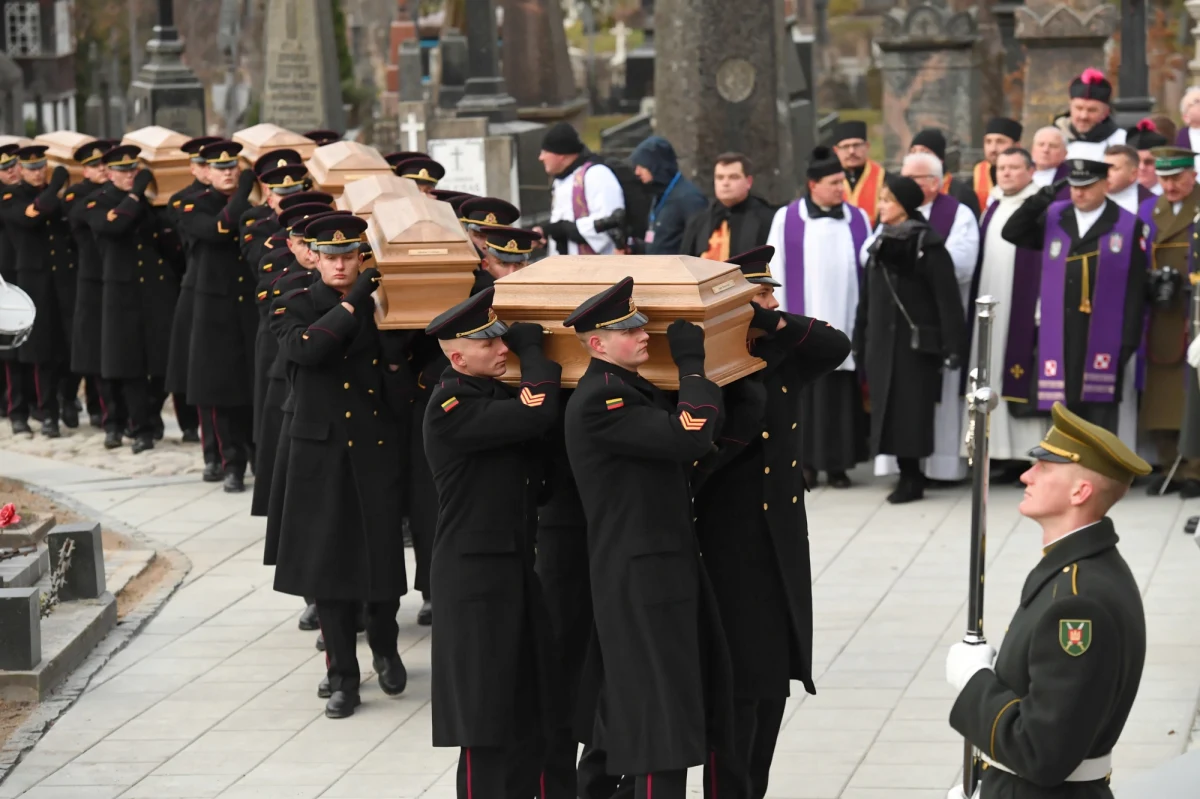 Kondukt żałobny z trumnami ze szczątkami 20 uczestników powstania styczniowego, w tych dwóch jego przywódców, dotarł na wileński Cmentarz na Rossie. W kondukcie szli m.in. prezydenci Polski i Litwy, Andrzej Duda i Gitanas Nauseda. Trumny ze szczątkami powstańców spoczęły w kryptach w centralnej kaplicy cmentarza. Po ceremonii poświęcenia krypt i złożenia w nich trumien oddana została salwa honorowa na cześć powstańców.