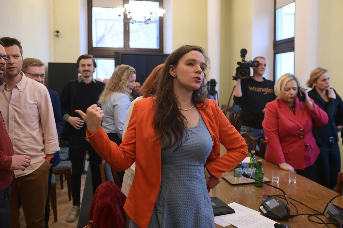 "Rozumiem całą tradycję tego zwyczaju, ale obecnie mnie to brzydzi i jest to dla mnie naruszeniem mojej cielesności" - napisała na Facebooku poseł KO Klaudia Jachira odnosząc się do zwyczaju całowania kobiet w rękę. Z kolei poseł PO Rafał Grupiński przyznał w Popołudniowej rozmowie w RMF FM, że zdarza mu się pocałować panie w dłoń. 