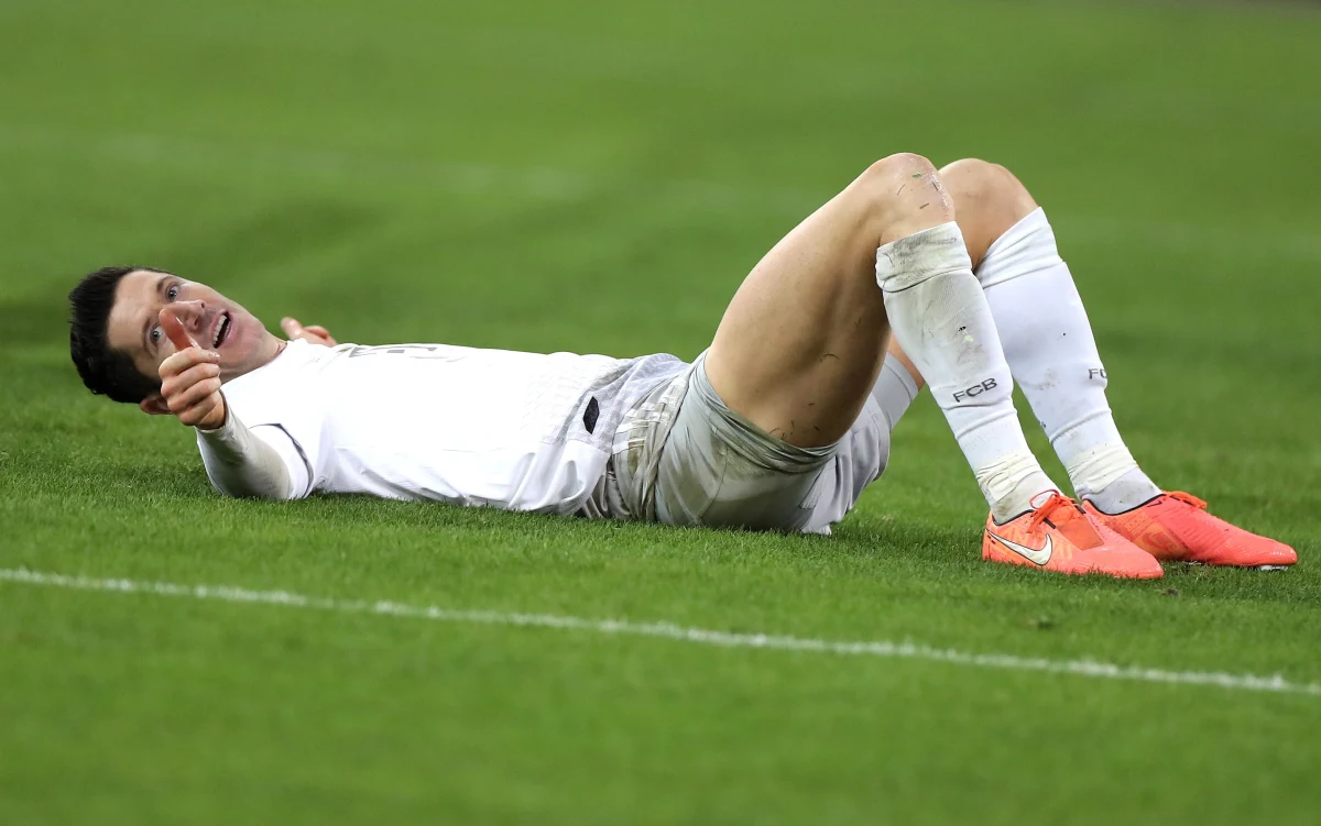 Piłkarz Bayernu Monachium Robert Lewandowski po raz pierwszy w tym sezonie nie zdobył gola w meczu niemieckiej ekstraklasy. Bayern jednak i tak pokonał Fortunę Duesseldorf 4:0 w 12. kolejce. Swoje spotkanie przegrał lider Borussia Moenchengladbach.