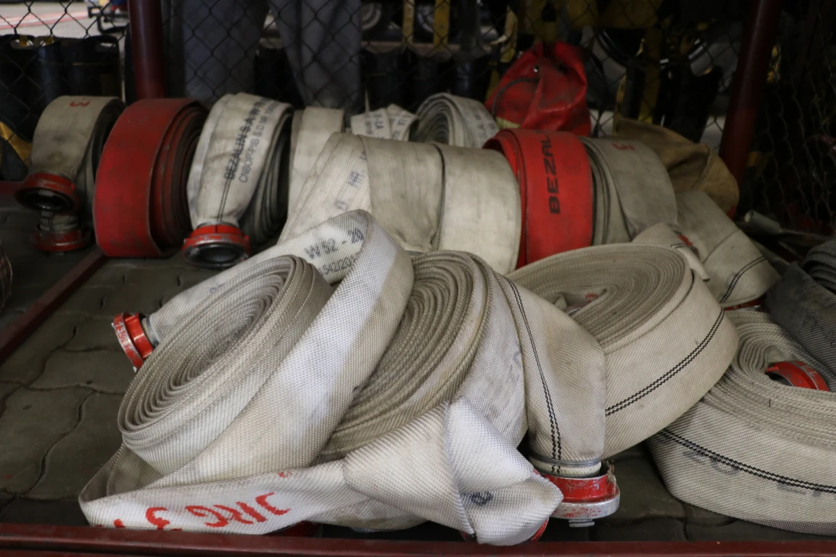 Pożar w stadninie koni w miejscowości Grzmiąca koło Grodziska Mazowieckiego. Dziewięć zwierząt udało się uratować. Jeden koń nie przeżył.