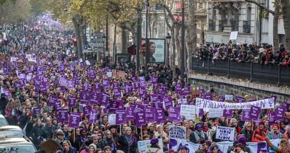Kilkadziesiąt tysięcy osób wzięło udział w marszu przeciw przemocy wobec kobiet w Paryżu. Zgromadzeni domagali się środków prewencyjnych i pomocy dla zagrożonych kobiet. Od początku roku we Francji 137 kobiet zostało zabitych przez byłych lub aktualnych partnerów.