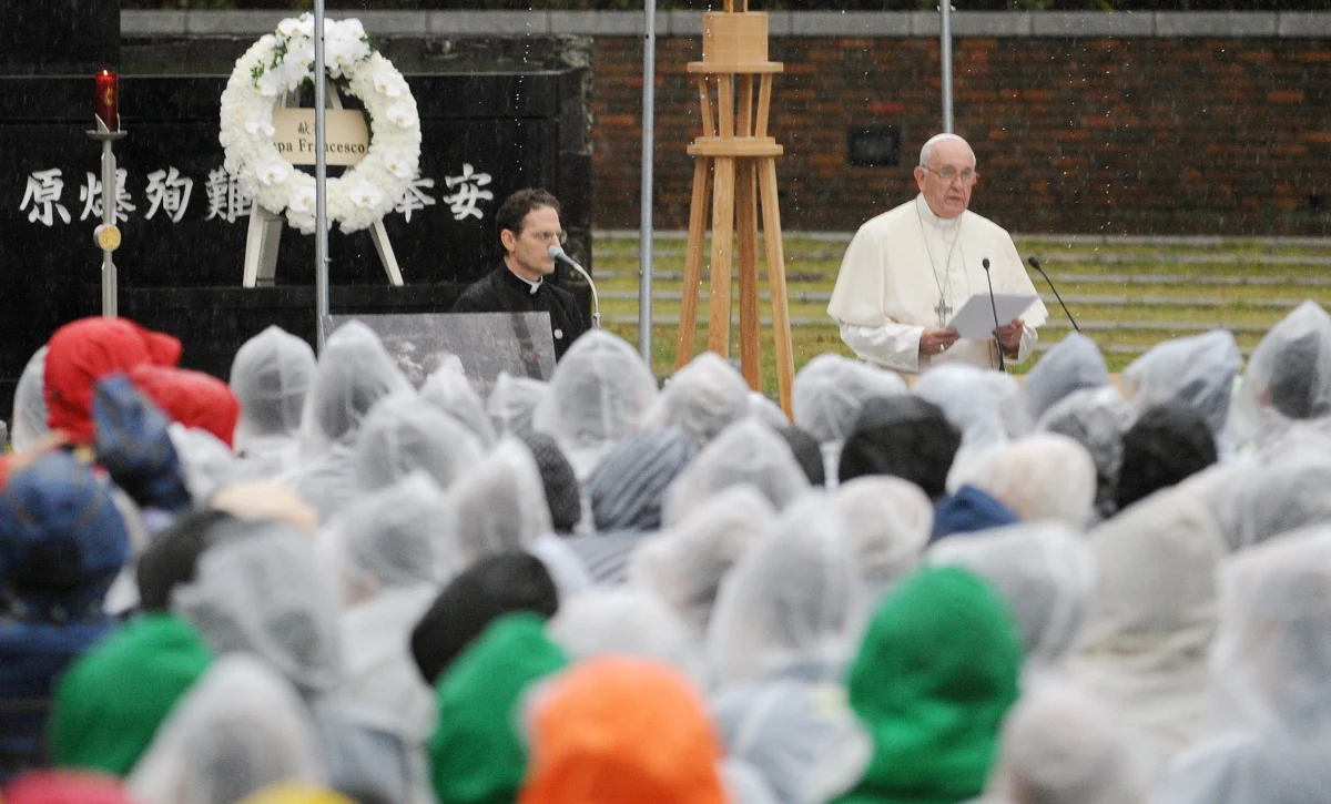 35 tysięcy osób przyszło na mszę odprawioną przez Franciszka na stadionie w Nagasaki w Japonii. Papież podkreślił, że Nagasaki jest miastem, które przed wiekami było miejscem prześladowań, miejscem zrzucenia bomby atomowej i doświadczyło, do czego zdolny jest człowiek.
