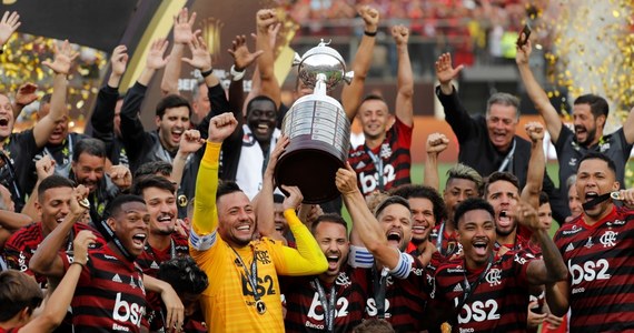 Piłkarze Flamengo Rio de Janeiro po raz drugi w historii triumfowali w rozgrywkach Copa Libertadores, odpowiedniku europejskiej Ligi Mistrzów. W finale w Limie pokonali River Plate Buenos Aires 2:1 (0:1). Poprzednio zwyciężyli w tych rozgrywkach 38 lat temu.