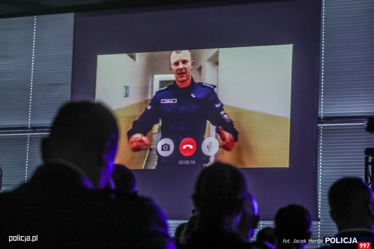 "Wy mówicie na nas psy, bo lubimy sobie węszyć. Tam, gdzie dzieje się coś złego, to jesteśmy zawsze pierwsi. Mundur, pistolet, gaz i kajdanki jesteśmy jak skalpel, co usuwa chore tkanki" - tak zaczyna się policyjny rap, nagrany i napisany przez.... policjantów. 