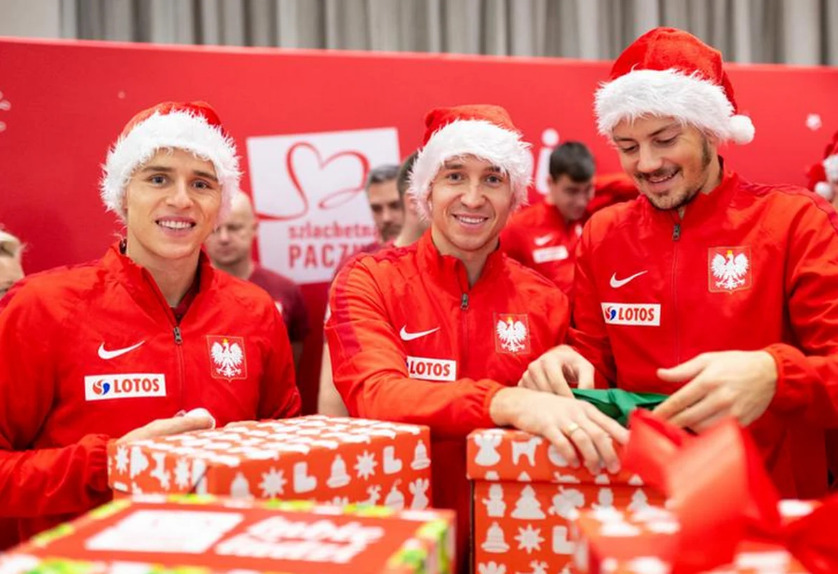 "Dla nas Szlachetna Paczka to rzecz, którą robimy z wielką radością, z wielką też miłością dla osób, które tej pomocy potrzebują" - powiedział Robert Lewandowski. Pomiędzy kolejnymi meczami eliminacji do mistrzostw Europy piłkarze reprezentacji Polski wspólnie z trenerem Jerzym Brzęczkiem przygotowali paczkę dla pani Kasi i pana Piotra, którzy wychowują pięcioro niepełnosprawnych dzieci.