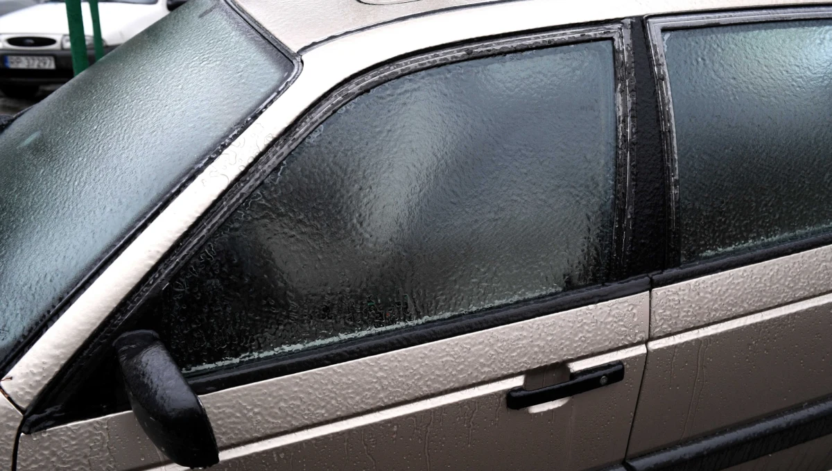 Na terenie pięciu województw na wschodzie kraju może spaść marznący deszcz powodujący gołoledź - ostrzega w niedzielę Instytut Meteorologii i Gospodarki Wodnej. Alerty obowiązują do godzin porannych w poniedziałek.