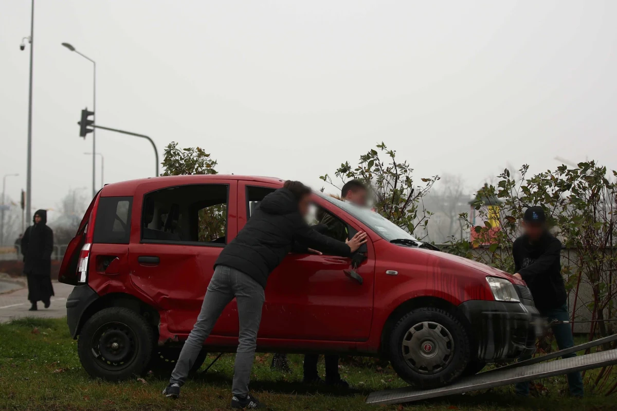 Dwie kobiety trafiły do szpitala po wypadku do jakiego doszło w niedzielę na rondzie Grunwaldzkim w centrum Krakowa. 