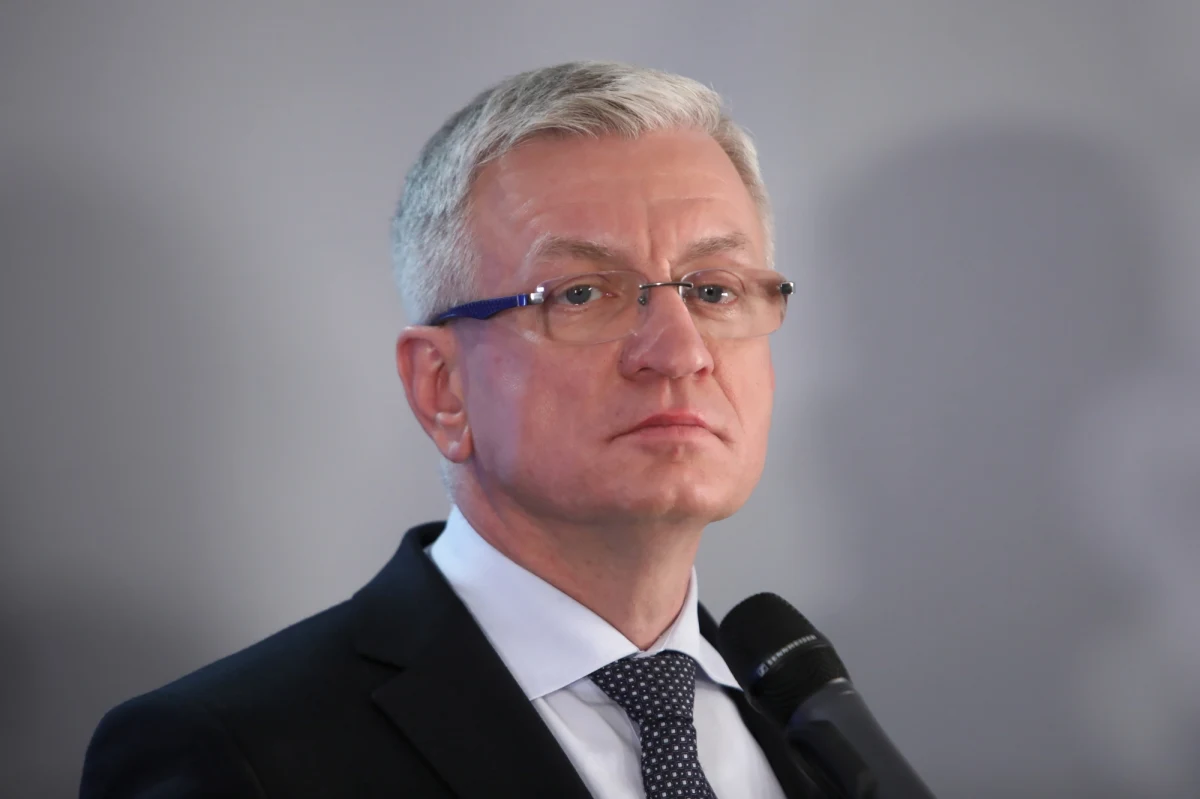 „To są wybory na poważnie (...). Oczywiście, że będą przeprowadzone fair – tu nie mam żadnych wątpliwości, natomiast w tej pozycji startowej dużo lepszą sytuację ma pani Małgorzata Kidawa-Błońska” – tak o prawyborach w Platformie Obywatelskiej mówił w Porannej rozmowie w RMF FM Jacek Jaśkowiak. Prezydent Poznania wskazał, że w przeciwieństwie do Radosława Sikorskiego nie ma wątpliwości, że prawybory w Platformie Obywatelskiej będą uczciwe. W dalszej części rozmowy Robert Mazurek przytoczył wyniki sondażu prezydenckiego dla RMF FM i "DGP". Ankietowani wskazali w nim, że w drugiej turze wyborów w pojedynku z Andrzejem Dudą Małgorzata Kidawa-Błońska miałaby większe poparcie niż Jacek Jaśkowiak. "O tej porze roku pięć lat temu prezydent Komorowski miał poparcie 76 proc. a Duda miał 7 proc. Naprawdę byłem zaskoczony, kiedy zobaczyłem te wyniki. Uważam, że to jest bardzo dobry wynik, wręcz zaskakująco dobry dla mnie po zgłoszeniu mojej kandydatury" - skomentował Jaśkowiak. 