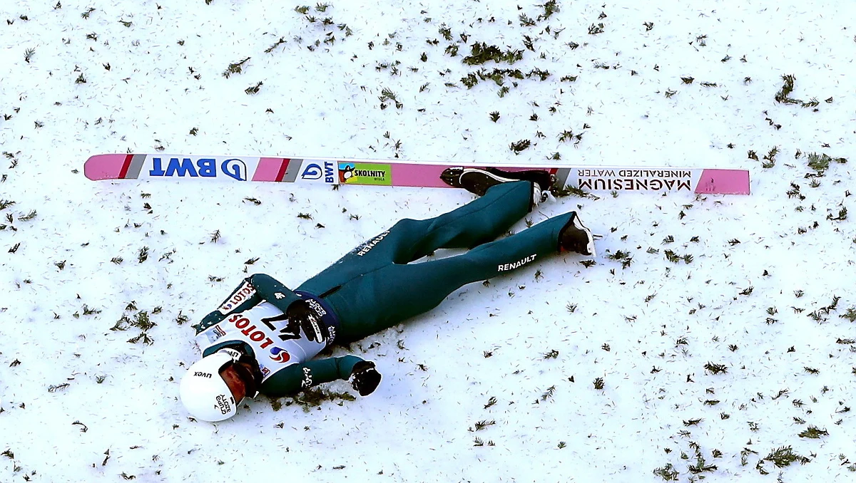 Niebezpieczny upadek podczas niedzielnego konkursu w Wiśle zaliczył Piotr Żyła. Po skoku na 119 metr Polak stracił równowagę i przewrócił się przy lądowaniu.