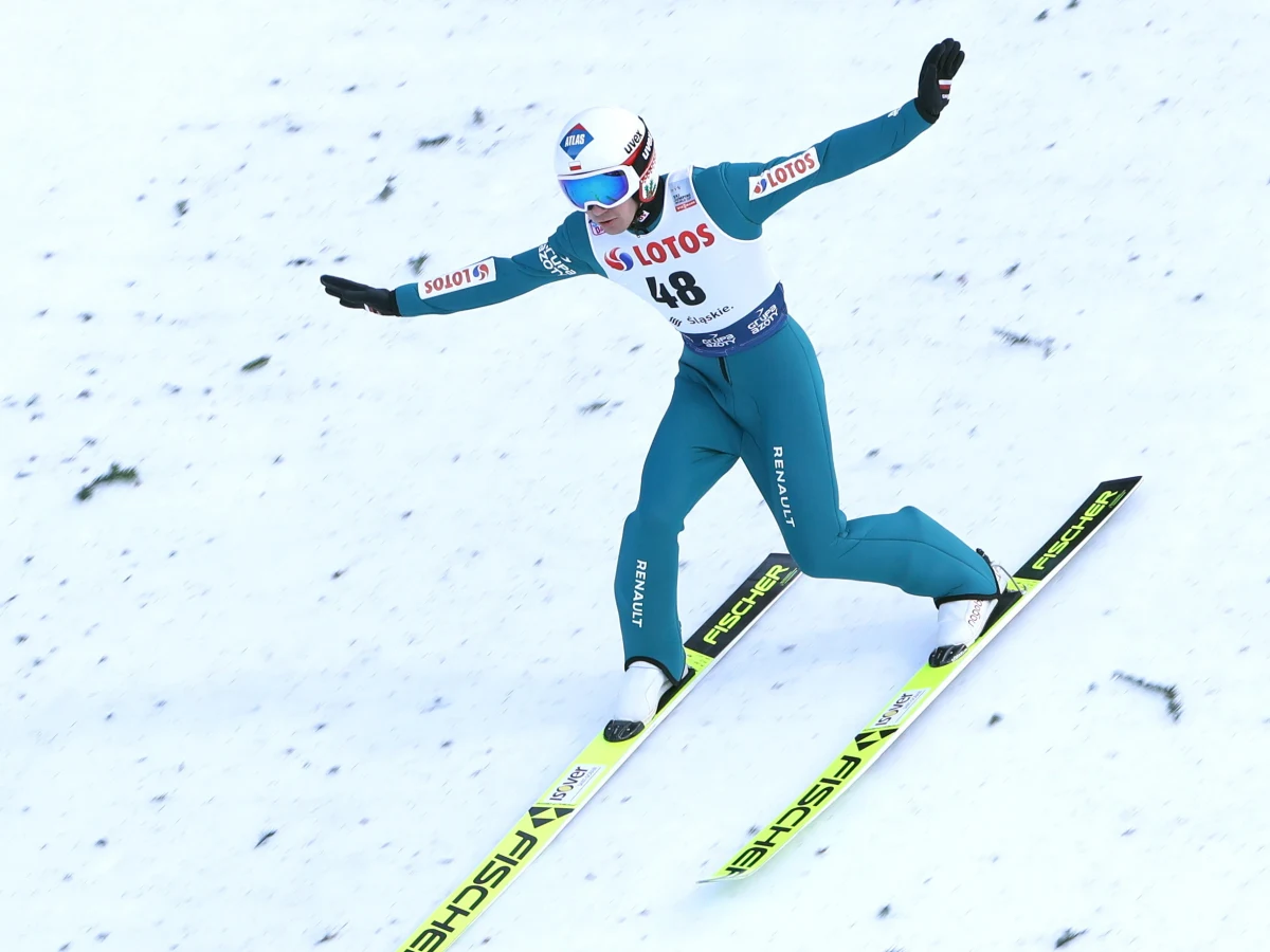 Co za zwrot akcji podczas konkursu Pucharu Świata skoków narciarskich w Wiśle! Kamil Stoch, który po pierwszej serii zajmował odległe 12. miejsce, ale po drugim skoku zdołał awansować na trzecią pozycję. Wygrał Daniel Andre Tande.
