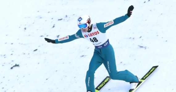 Co za zwrot akcji podczas konkursu Pucharu Świata skoków narciarskich w Wiśle! Kamil Stoch, który po pierwszej serii zajmował odległe 12. miejsce, ale po drugim skoku zdołał awansować na trzecią pozycję. Wygrał Daniel Andre Tande.