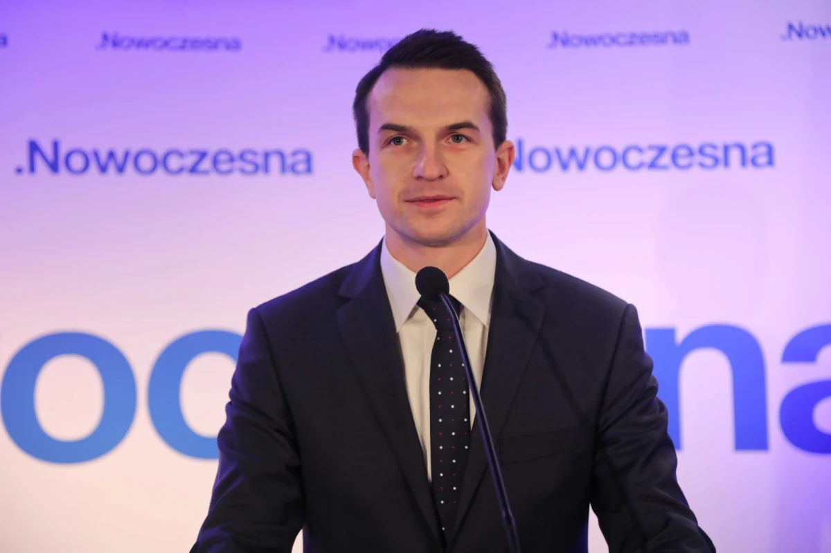 Adam Szłapka staje na czele Nowoczesnej. O stanowisko przewodniczącego partii - z którego oficjalnie zrezygnowała dzisiaj podczas konwencji Nowoczesnej Katarzyna Lubnauer - dotychczasowy sekretarz generalny walczył z Krzysztofem Mieszkowskim. Ostatecznie Szłapka uzyskał w głosowaniu poparcie 66 delegatów, na Mieszkowskiego natomiast zagłosowało 41 działaczy. Po wyborze Szłapka ogłosił, że "nadszedł ten moment, kiedy musimy się na nowo zdefiniować (...). Dzisiaj mówimy: Nowoczesna restart". Nie pozostawił również wątpliwości co do dalszej współpracy z Platformą Obywatelską. "Dzisiaj drogą i w wyborach prezydenckich, i w kolejnych wyborach jest współpraca opozycji w ramach Koalicji Obywatelskiej czy rozszerzanie tej współpracy" - oświadczył.