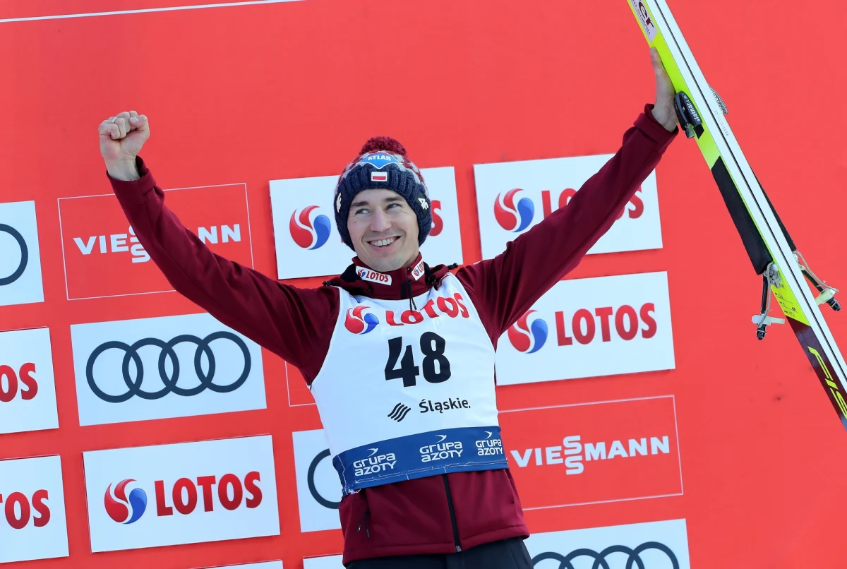 "To podium jest dla mnie super nagrodą za włożony wysiłek i wolę walki" - powiedział Kamil Stoch po zajęciu trzeciego miejsca w pierwszym w tym sezonie indywidualnym konkursie Pucharu Świata w skokach narciarskich. W Wiśle wygrał Norweg Daniel Andre Tande.