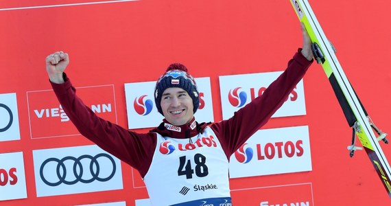 "To podium jest dla mnie super nagrodą za włożony wysiłek i wolę walki" - powiedział Kamil Stoch po zajęciu trzeciego miejsca w pierwszym w tym sezonie indywidualnym konkursie Pucharu Świata w skokach narciarskich. W Wiśle wygrał Norweg Daniel Andre Tande.