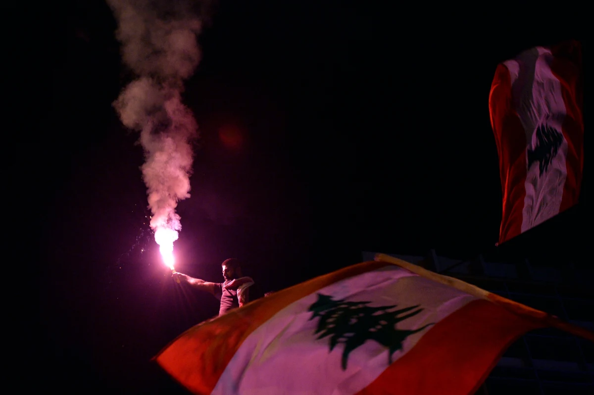 Uczestnicy antyrządowej demonstracji zostali zaatakowani przez  bojówki Hezbollahu w centrum Bejrutu. Młodych mężczyzn uzbrojonych w pałki i metalowe pręty próbowała oddzielić od demonstrantów policja.