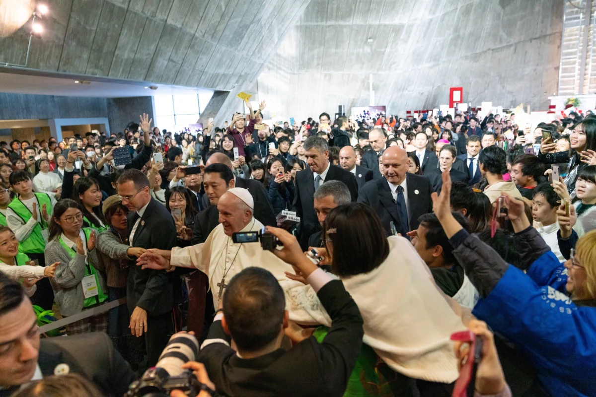 "Ludzie żyjący w szalonym pośpiechu i rywalizujący z innymi stają się zombie. Nie mają oni marzeń, nie potrafią się śmiać i są bez uczuć" - powiedział Franciszek podczas spotkania z japońską młodzieżą w katedrze w Tokio. 