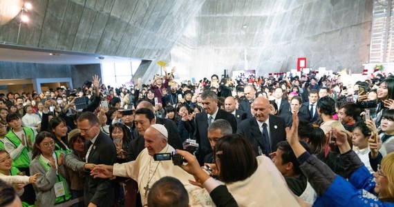 "Ludzie żyjący w szalonym pośpiechu i rywalizujący z innymi stają się zombie. Nie mają oni marzeń, nie potrafią się śmiać i są bez uczuć" - powiedział Franciszek podczas spotkania z japońską młodzieżą w katedrze w Tokio. 