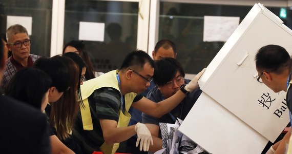 300 na 492 mandaty zdobyli kandydaci obozu demokratycznego w wyborach do rad dzielnicowych, jakie przeprowadzono w niedzielę w Hongkongu – podaje Reuters. Telewizja RTHK oceniła, że zwycięstwo pro-demokratycznych kandydatów jest jeszcze wyższe. Według stacji, mieli oni zdobyć 390 mandatów.