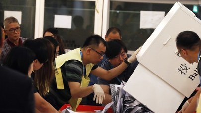 Spektakularne zwycięstwo obozu demokratycznego w wyborach w Hongkongu