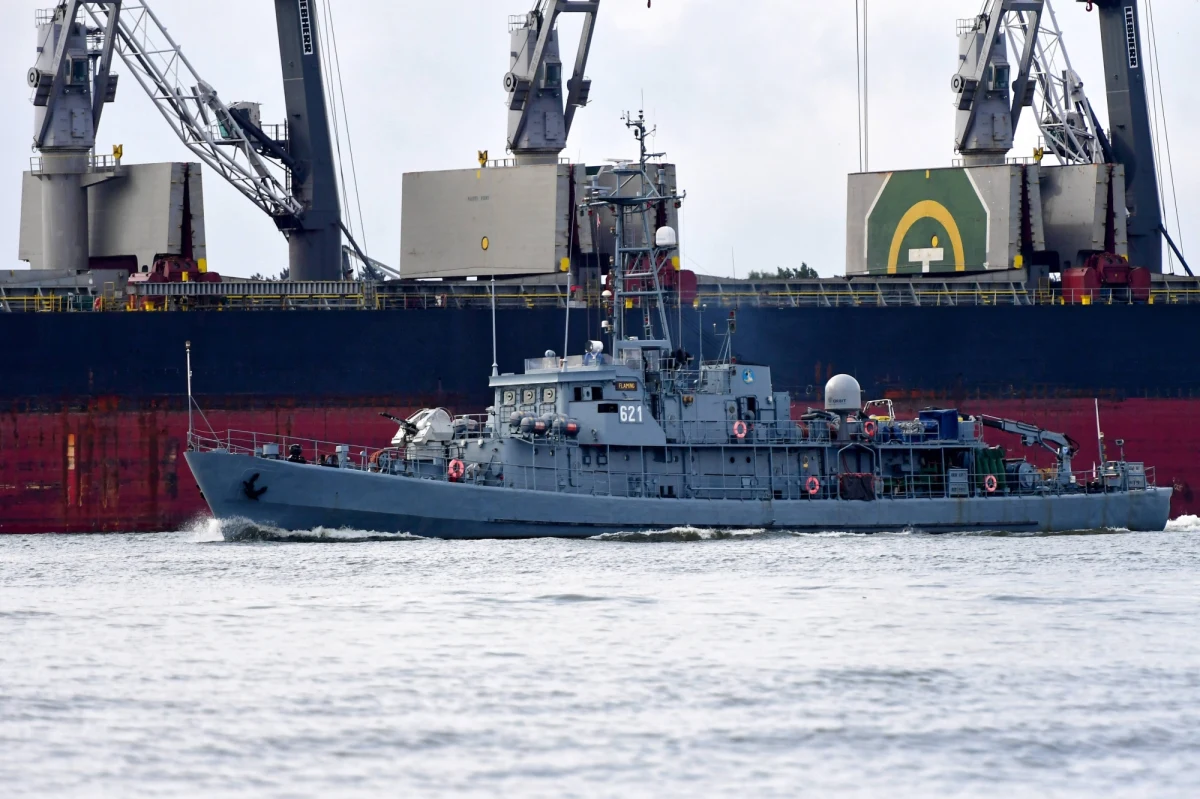 Ważącą kilkaset kilogramów morską minę lotniczą wydobyto z Kanału Piastowskiego w Świnoujściu (Zachodniopomorskie). Niewybuch jest transportowany na poligon morski.
