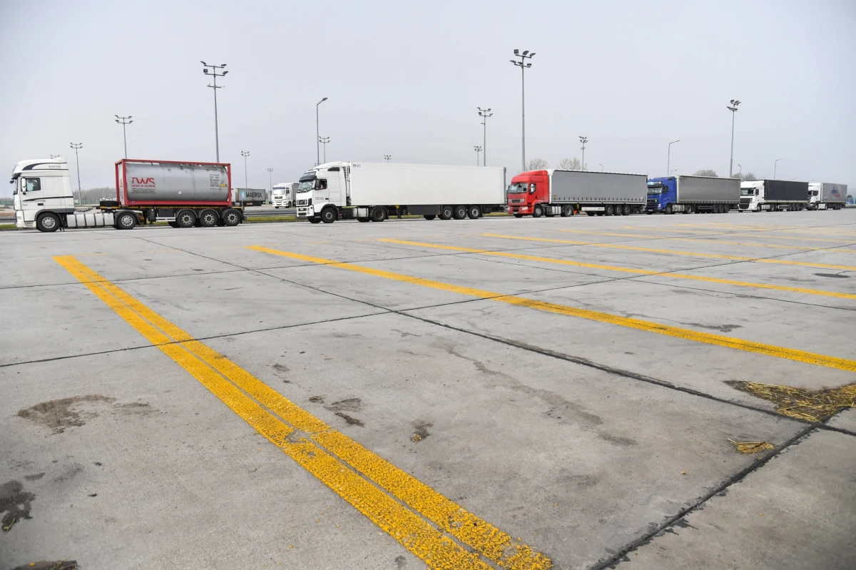 Kłopoty z wjazdem na drogę krajową nr 86 w Katowicach-Giszowcu. Przejazd utrudnia 16-tonowy ładunek leżący na drodze – ostrzegaliście rano na Gorącą Linię RMF FM. Na szczęście nikomu nic się nie stało. 