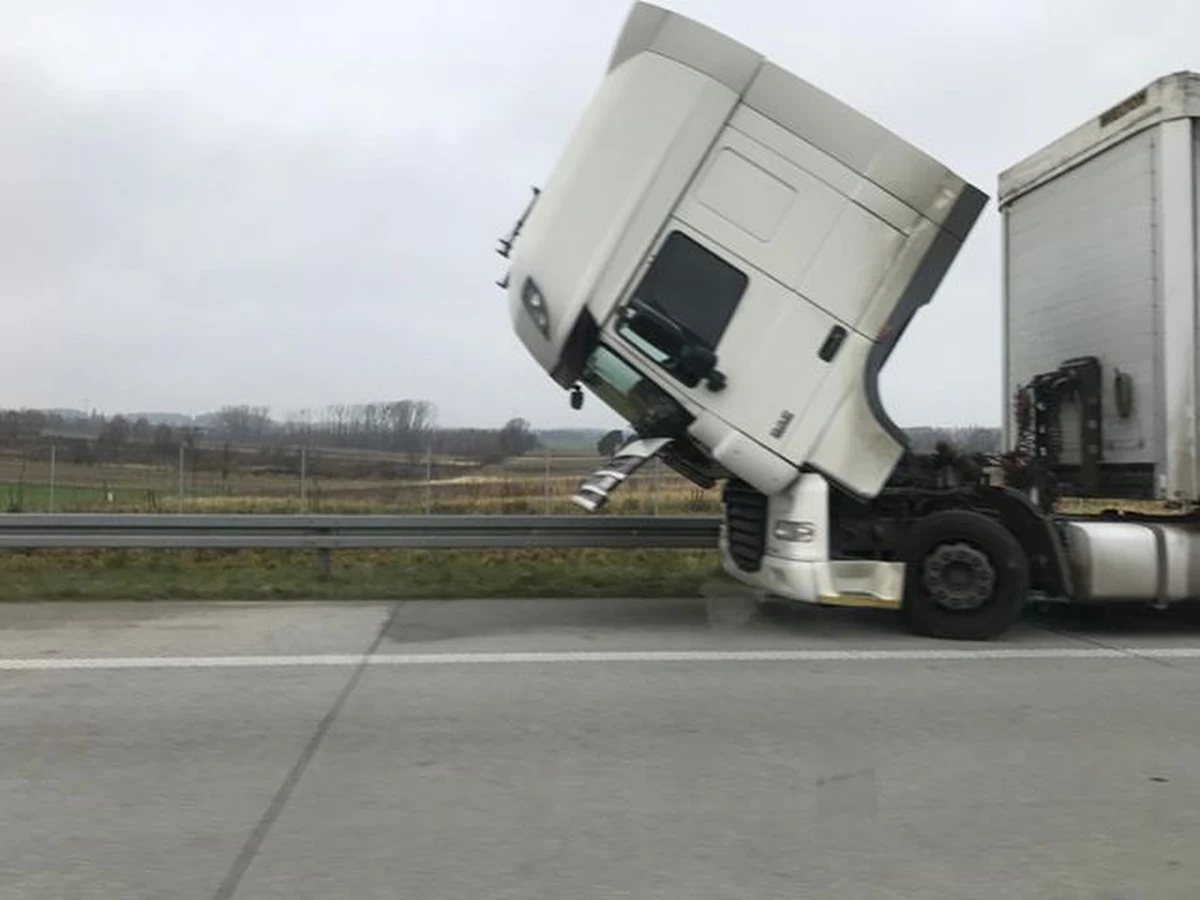 Na A1 w woj. łódzkim zderzyły się dwa tiry i auto osobowe - informowaliście na Gorącą Linię RMF FM. Dostaliśmy też zdjęcia z wypadku. 

