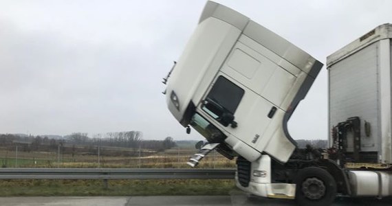 Na A1 w woj. łódzkim zderzyły się dwa tiry i auto osobowe - informowaliście na Gorącą Linię RMF FM. Dostaliśmy też zdjęcia z wypadku. 

