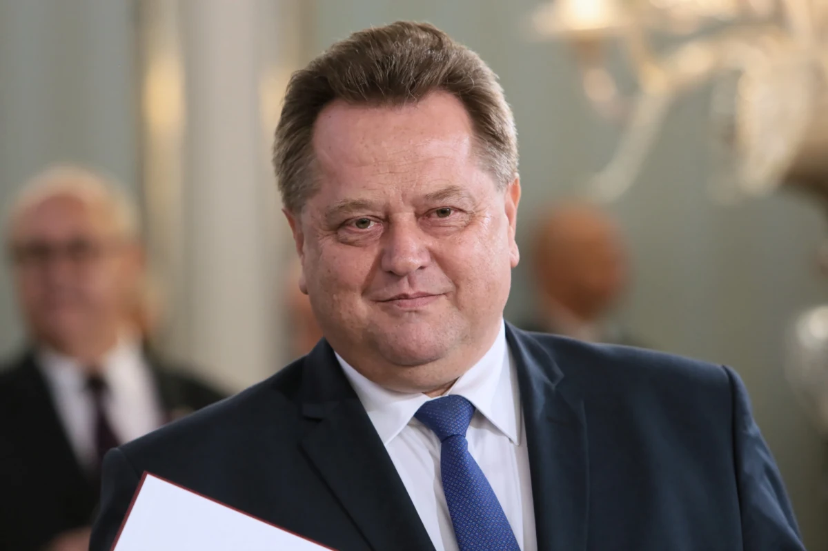 "Kończę pracę w MSWiA z poczuciem dobrze wykonanych zadań, których efekty ocenili wyborcy, a obraz medialny skoryguje czas" - ogłosił Jarosław Zieliński, dotychczasowy wiceszef resortu spraw wewnętrznych i administracji. Wkrótce potem o swojej nominacji na zastępcę szefa MSWiA poinformował Maciej Wąsik - poseł PiS, sekretarz Kolegium ds. służb specjalnych, a przed laty zastępca szefa CBA.