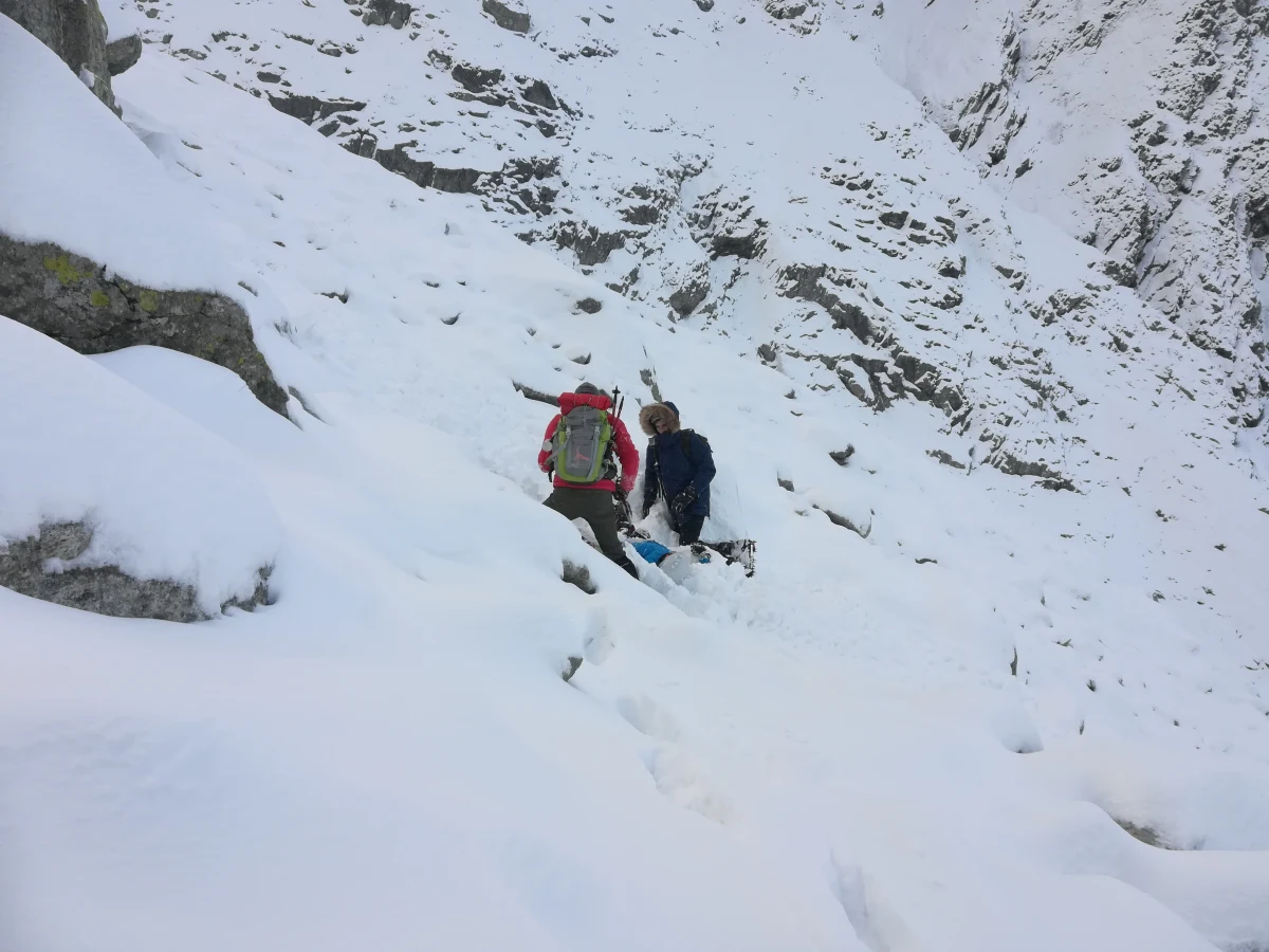 "Zauważyliśmy schodzącą lawinę z rejonu Kotła pod Rysami. Schowaliśmy się i po zatrzymaniu się śniegu rozejrzeliśmy się po lawinisku. (...) Turysta, który był ponad nami, znalazł całkowicie przysypaną kobietę" - relacjonuje pan Krzysztof, który był świadkiem sobotniego zejścia lawiny w Tatrach. 