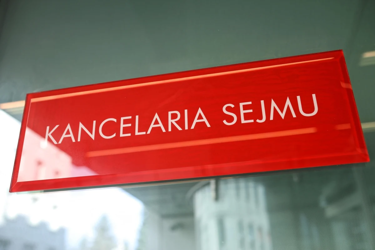 Dyrektor Centrum Informacyjnego Sejmu Andrzej Grzegrzółka stwierdza, że Kancelaria Sejmu ma związane ręce w sprawie publikacji list poparcia kandydatów do Krajowej Rady Sądownictwa. Tak odnosi się do wniosku Sądu Okręgowego w Olsztynie, który domaga się ich ujawnienia. Po wyroku Trybunału Sprawiedliwości Unii Europejskiej w sprawie niezależności sędziów, sąd chce rozstrzygnąć czy sędzia nominowany przez KRS był uprawniony do orzekania w sprawie, która teraz trafiła w Olsztynie do apelacji.