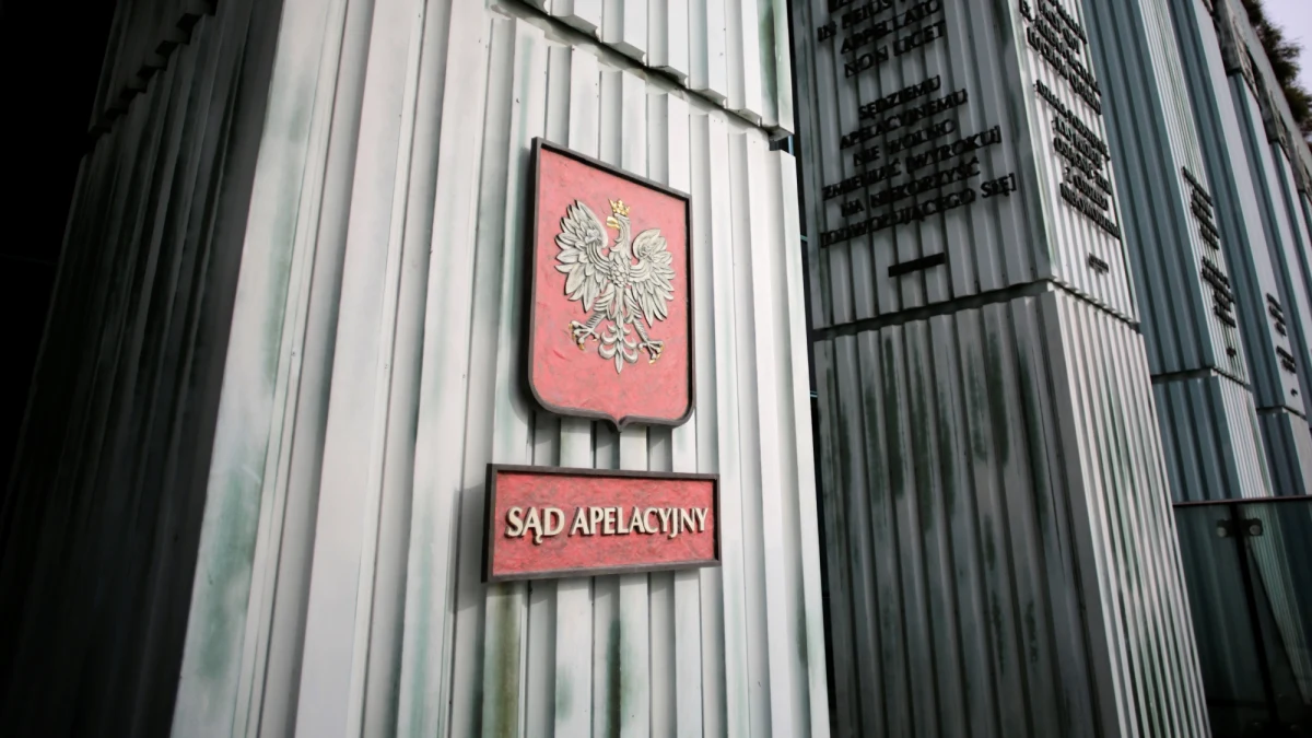 Sędzia, który zażądał od Kancelarii Sejmu list poparcia kandydatów do nowej KRS, został odwołany z delegacji do sądu okręgowego - poinformowała rzecznik Sądu Okręgowego w Olsztynie Agnieszka Żegarska. Po orzeczeniu TSUE Sąd Okręgowy w Olsztynie, rozpoznając apelację w jednej ze spraw, uznał, że należy zbadać, czy sędzia, który wydawał wyrok w pierwszej instancji, jest sędzią należycie obsadzonym. Wysłał więc pismo do Kancelarii Sejmu. Dyrektor Centrum Informacyjnego Sejmu Andrzej Grzegrzółka w odpowiedzi stwierdził, że Kancelaria Sejmu ma związane ręce w sprawie publikacji list poparcia kandydatów do Krajowej Rady Sądownictwa. Powołał się przy tym na ochronę danych osobowych.