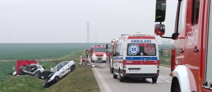 Jedna osoba zginęła w wypadku na tzw. łączniku autostradowym, pomiędzy Świdnicą a Bagieńcem na Dolnym Śląsku. Przed południem doszło tam do zderzenia trzech aut osobowych i ciężarówki. Jak nieoficjalnie twierdzi "Gazeta Wrocławska", wypadek mógł być samobójstwem. 