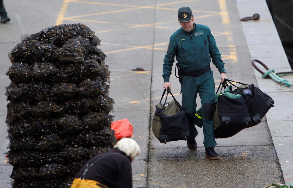Do tej pory w Hiszpanii krążyły o nich tylko legendy – legendy o tonach kokainy przemycanej do Europy z Ameryki Południowej na pokładzie okrętów podwodnych. Teraz po raz pierwszy hiszpańska policja zarekwirowała taki okręt. Mająca 22 metry długości, wybudowana w Gujanie Francuskiej jednostka miała na pokładzie 3000 kg kokainy, najprawdopodobniej kolumbijskiej. Osiadła na mieliźnie u wybrzeża Galicji. Sterowało nią trzech przemytników: dwóch zatrzymano, trzeci uciekł. Opuścił okręt w kombinezonie płetwonurka.