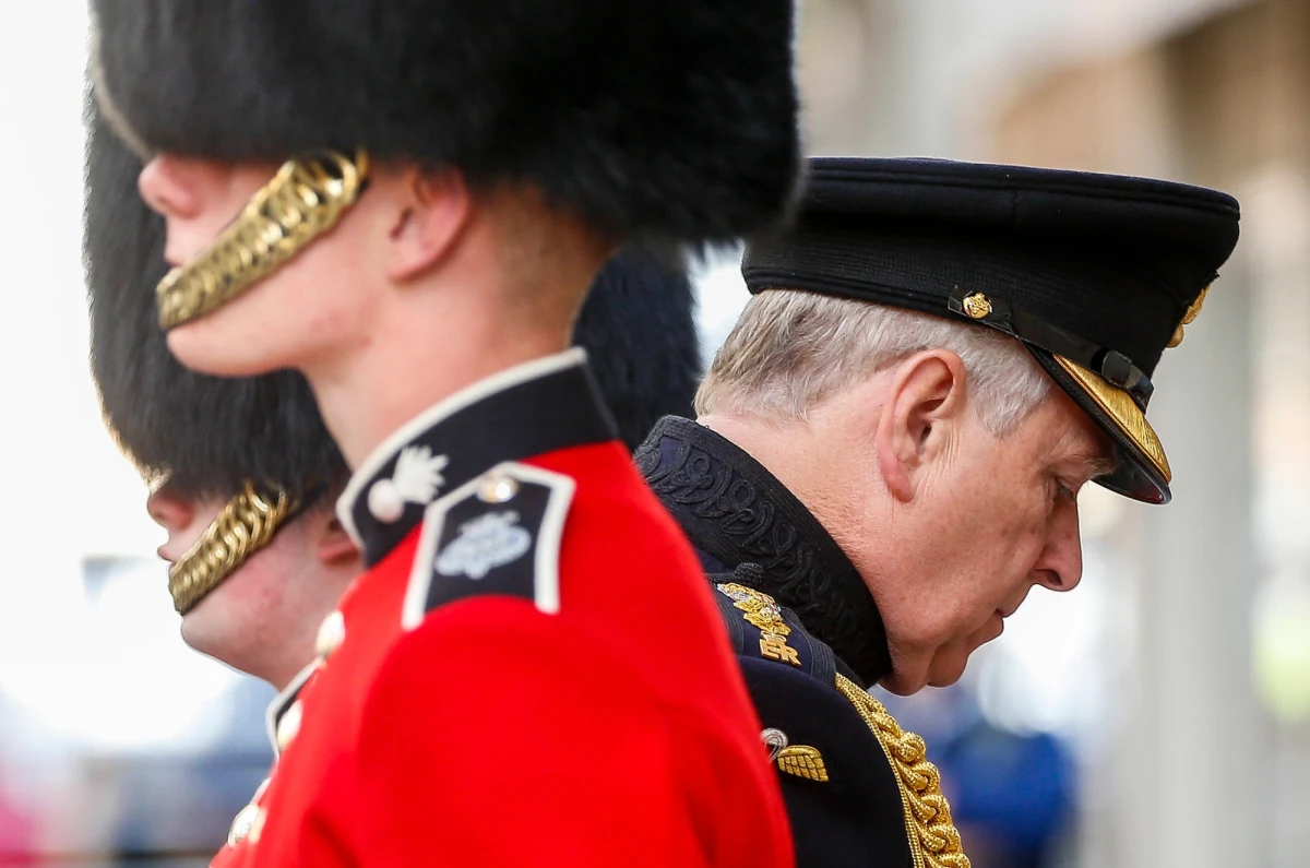 Skandal z księciem Andrzejem zatacza coraz szersze kręgi. Teraz Scotland Yard musi się tłumaczyć, dlaczego już 4 lata temu nie zareagował na zgłoszenie dotyczące jego rzekomych kontaktów seksualnych z 17-letnią Amerykanką. Miała ona zostać sprowadzona do Londynu na zlecenie przyjaciela księcia, skazanego pedofila, amerykańskiego finansisty Jeffreya Epsteina. 